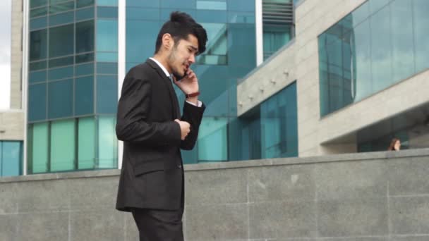 Asijský podnikatel šéf mluvil po telefonu — Stock video