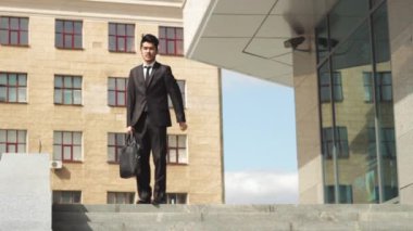 İşadamı tarafından siyah takım elbise sokakta yürüme