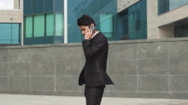 Yürüyüş ve telefon görüşmeleri yapan Asya iş adamı