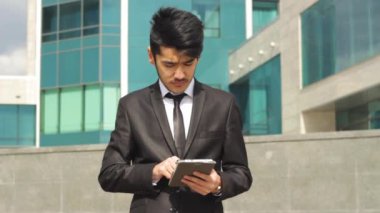 Asya'dan gelen işadamı tablet için iş kullanma