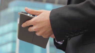İş veya Internet sörf için tablet kullanan adam avuç yakın video