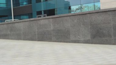 Sokakta yürürken Asya iş adamı