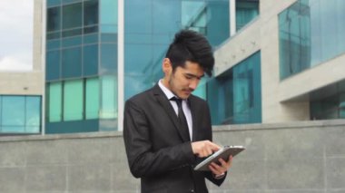 Mutlu Asya işadamı tablet için iş kullanma