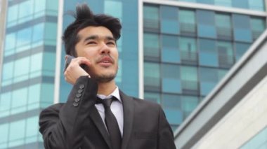 Telefon görüşmeleri yapan işadamı portresi