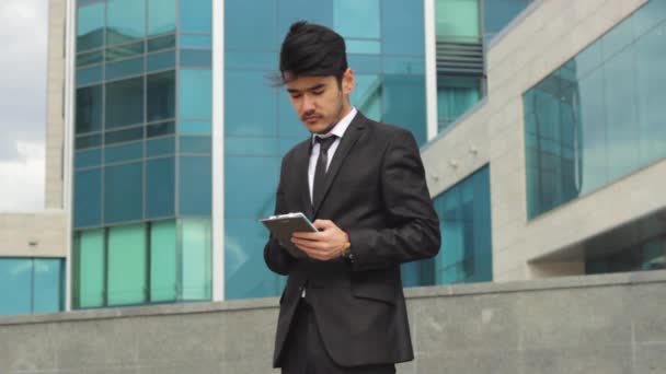 Asiatique homme d'affaires en utilisant tablette pour le travail — Video