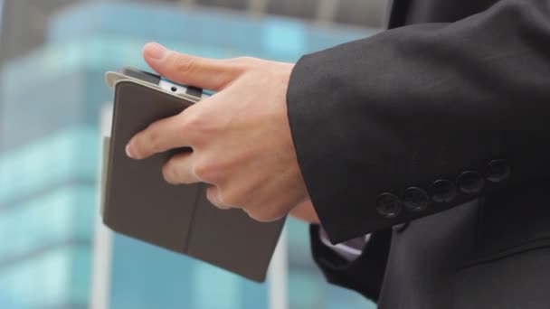 Chiudi Video Palme Dell Uomo Che Utilizzano Tablet Lavoro Navigazione — Video Stock