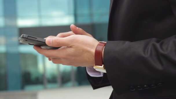 Primer plano de vídeo de las manos del hombre que utiliza el teléfono inteligente — Vídeo de stock