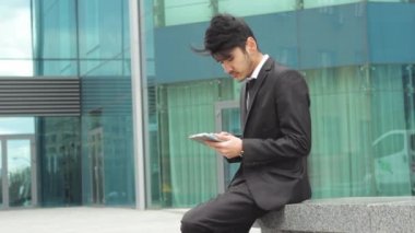 İşadamı tablet için ofis merkezi önünde iş kullanma