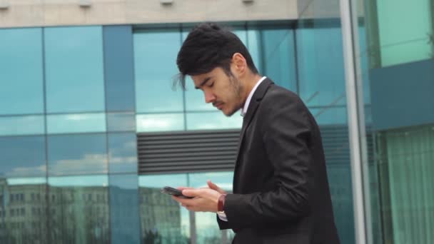 Homme d'affaires utilisant Smartphone pour le travail — Video