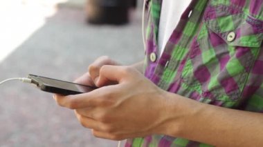 Closeup çekim smartphone ve adamın elleri