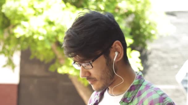 Asiático jovem homem ouvindo música — Vídeo de Stock