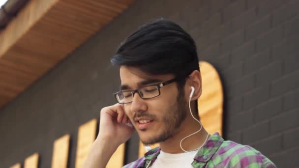 Hombre en auriculares escuchando música — Vídeo de stock