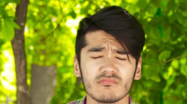 Adam gözlüksüz bir şey göremiyorum