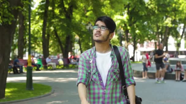 Homem turista fazendo fotos de vistas — Vídeo de Stock