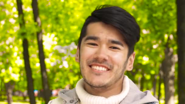 快乐的亚洲男人显示好的标志相机 — 图库视频影像