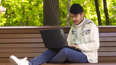 Parkta çalışan adam serbest meslek