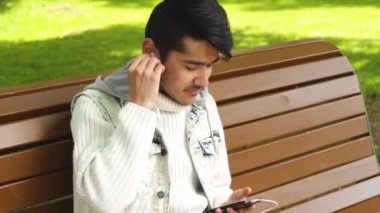 Adam öğrenci müzik dinleme