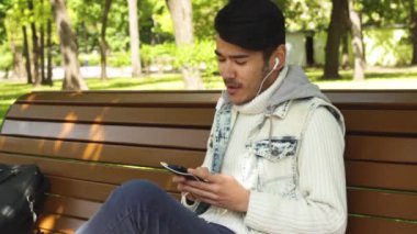 Mutlu bir adam öğrenci müzik dinleme