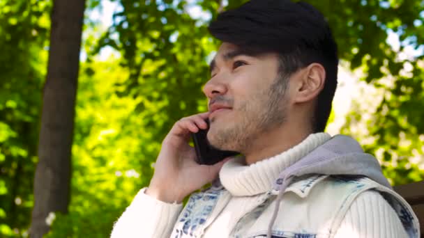 Mężczyzna rozmawia przez telefon z przyjacielem — Wideo stockowe
