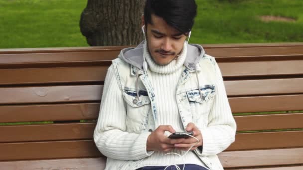 Jovem estudante ouvindo música — Vídeo de Stock