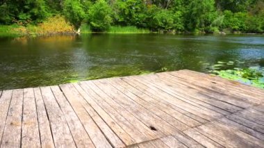 Panoramik şezlong ile ahşap iskele üzerinde