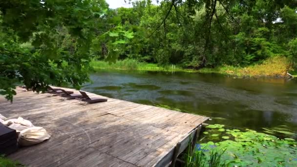 Masse en bois avec chaises longues — Video