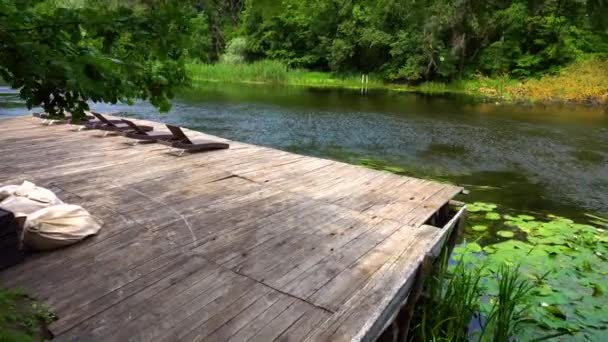 Vue sur jetée en bois avec chaises longues — Video