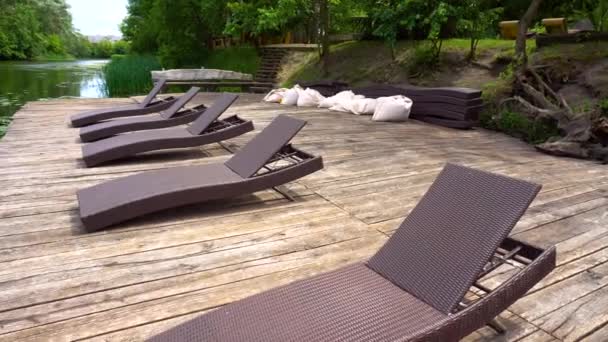 Jetée en bois avec chaises longues et oreillers relax 
