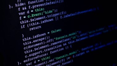 Programlama komut dosyası uygulama kodu çalıştıran bir bilgisayar ekran aşağı