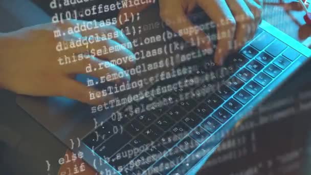 Man hacker of programmeur codering op laptop — Stockvideo