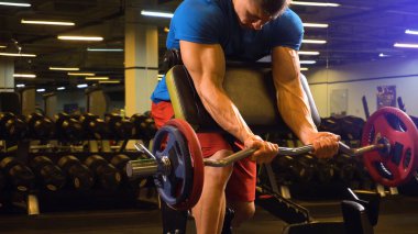 Adam atlet eğitmen nasıl excersis pazı üzerinde yapmak için gösterilen