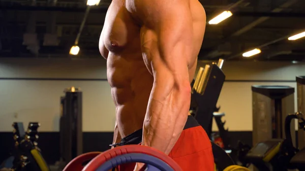Corpo dell'atleta uomo bodybuilder che tiene il bilanciere — Foto Stock