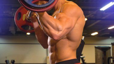 Pazı egzersiz halter ile yapan atlet erkek gövdesi