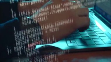 Adam kesmek veya dizüstü bilgisayarda kodlama programcı