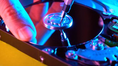 Adam mühendis tamir Hdd aygıt ile screwdrive