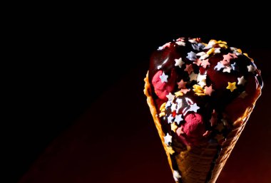 Lezzetli dondurmalı waffle koni çikolata Tepesi