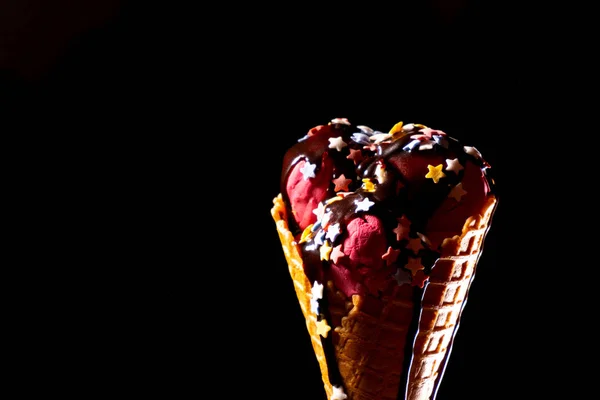 Gelado frio incrível saboroso com cobertura de chocolate em cone de waffle — Fotografia de Stock