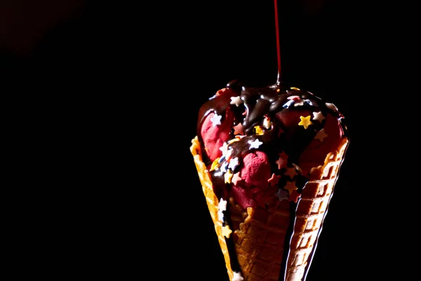 Cobertura de chocolate em sorvete com sabor a cereja — Fotografia de Stock