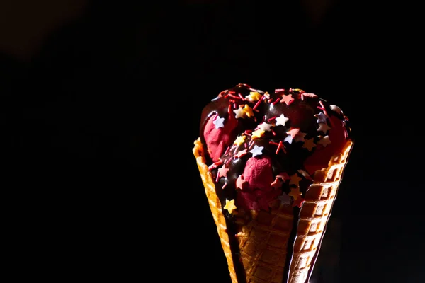 Sorvete de morango fresco saboroso com cobertura de chocolate — Fotografia de Stock