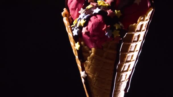 Grande gelato alla fragola gustoso con topping al cioccolato — Video Stock