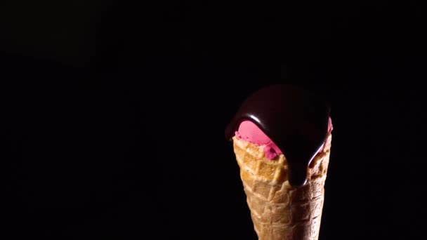 Smelten van donkere chocolade op ijs met een heleboel suiker kleurrijke ballen — Stockvideo