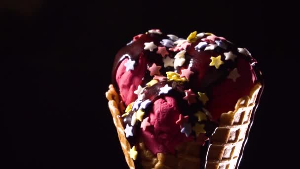 Vue rapprochée de la crème glacée avec garniture au chocolat — Video