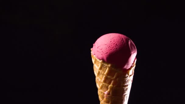 Crème glacée rotative aux fraises dans un cône de gaufre — Video