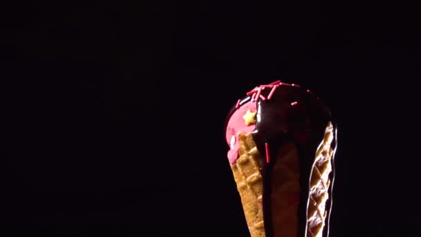 Helado giratorio con cobertura de chocolate y decoración de azúcar en caída — Vídeo de stock