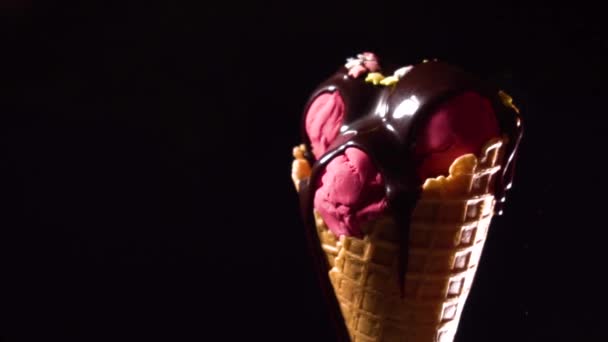 Forgó pink ice-cream csokoládé öntettel — Stock videók