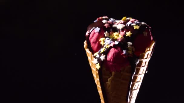 Rotation savoureuse crème glacée avec garniture au chocolat — Video