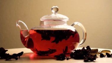 Hızlı pembe kırmızı çay demleme