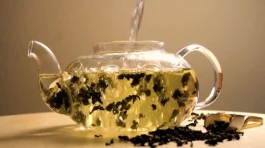 Çaydanlık yeşil çay ile dökülen su