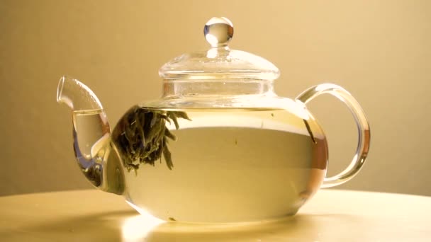 Быстрое заваривание зеленого чая в чайнике — стоковое видео