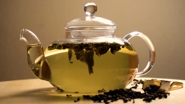 Brassage rapide de thé vert dans une théière 